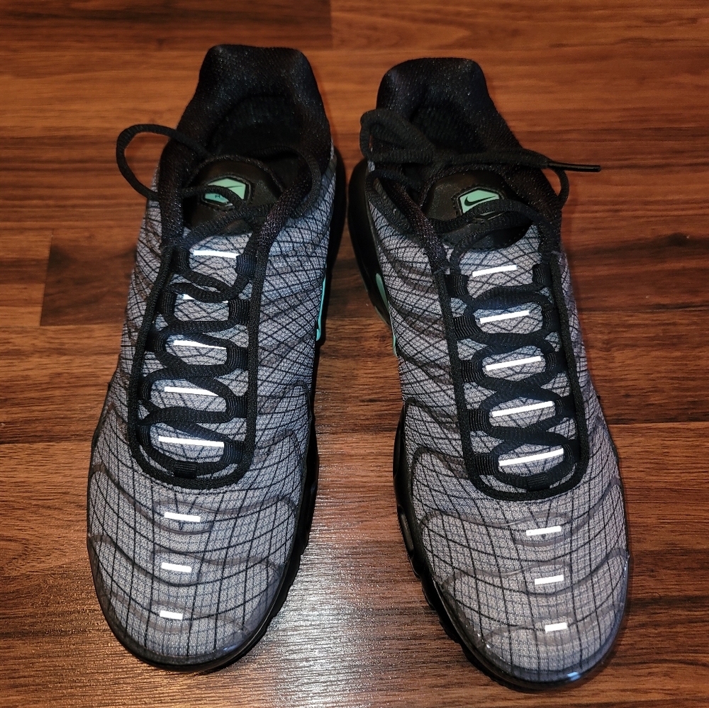 NIKE AIR MAX PLUS...